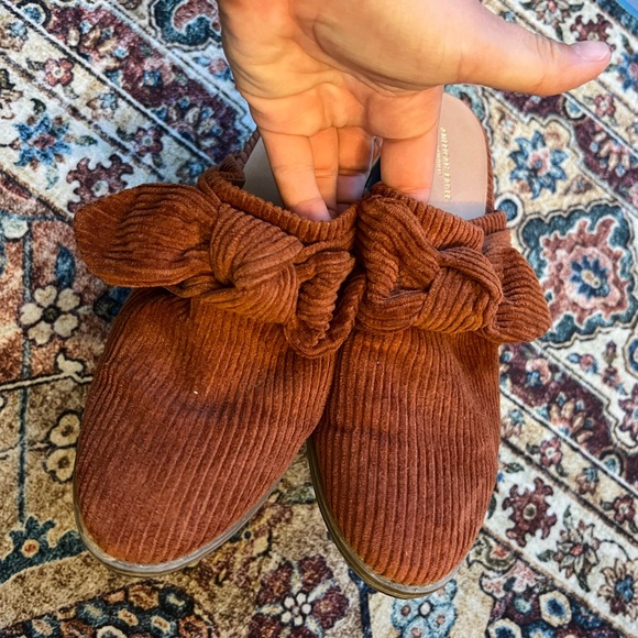 EUC American Eagle brown corduroy bow heeled slide mules, size 8 - Picture 4 of 7